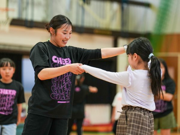 指導員と子どものふれあい